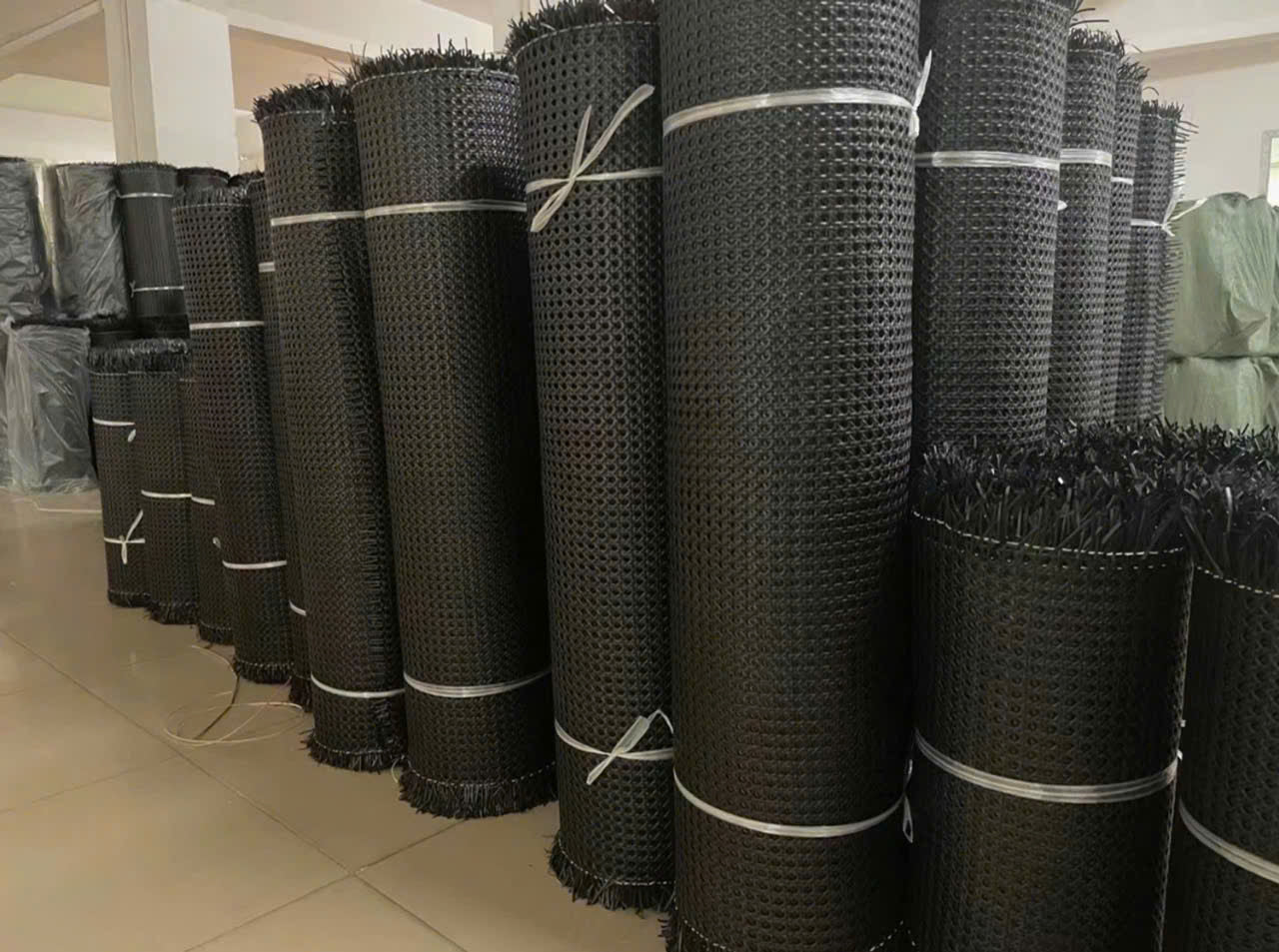 Mây Mắt Cáo Nhựa Màu Đen